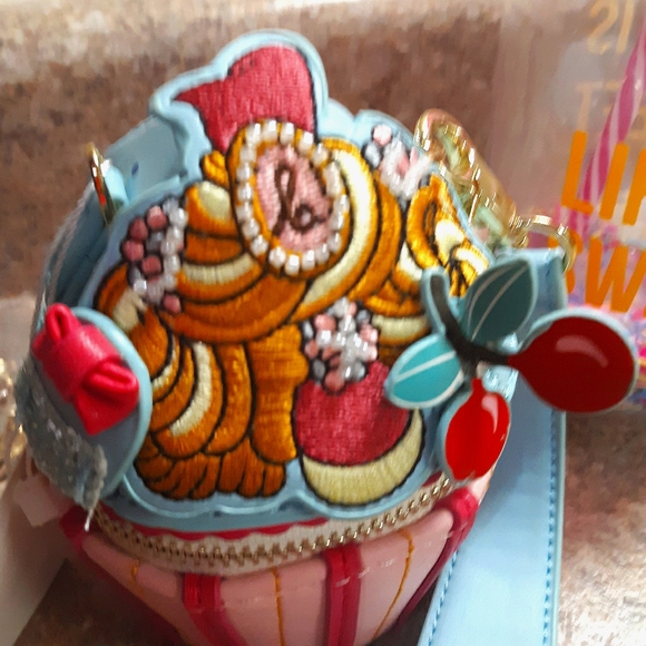 New Cupcake Wristlet Bag - Picture 4 of 11